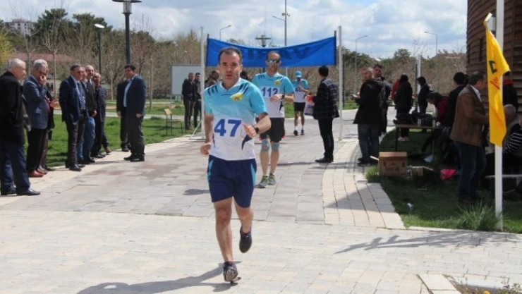 Kadın ve erkek postacılar kıyasıya yarıştı