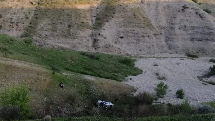 Kahta'da otomobil şarampole yuvarlandı