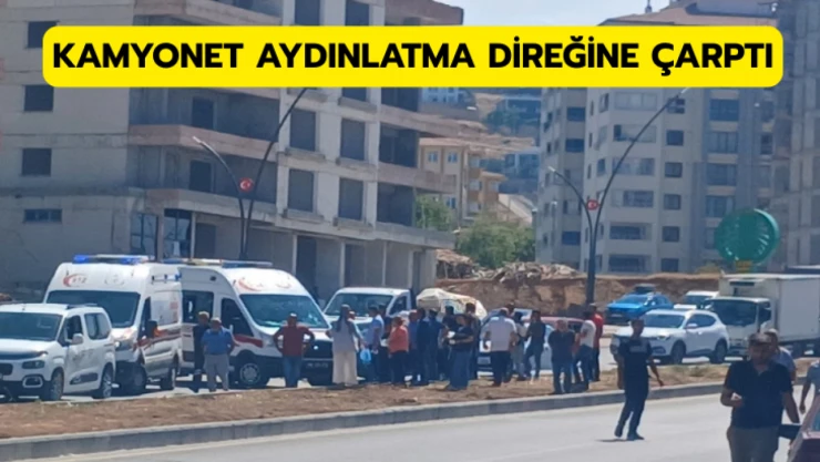 Kamyonet aydınlatma direğine çarptı