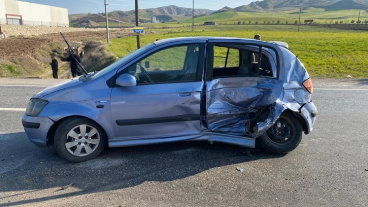 Kamyonet otomobile çarptı: 7 yaralı