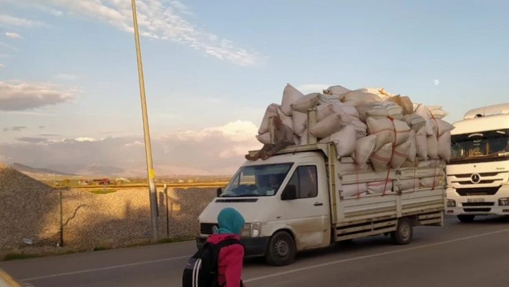 Kamyonetteki tehlikeli yolculuk yürekleri ağza getirdi