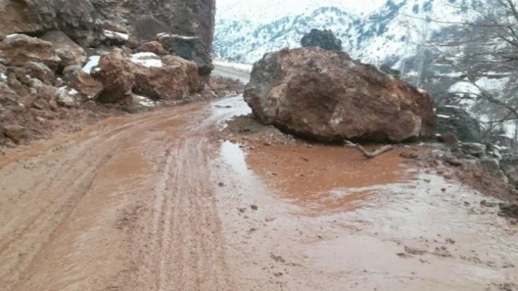 Kar yağışı heyelana neden oldu