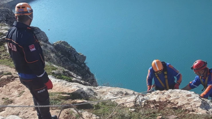 Kayalıklarda mahsur kalan keçiler halatlarla kurtarıldı