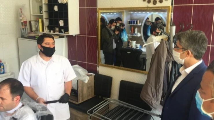 Kaymakam Çalışır, berberleri denetledi