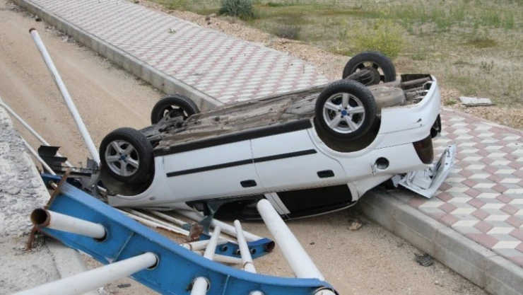 Kaza yapan otomobil üst geçitten düştü: 3 yaralı