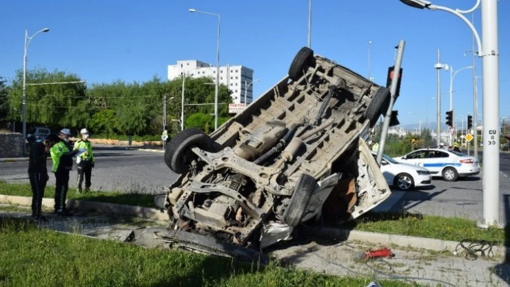 Kırmızı ışıkta geçen otomobil minibüse çarptı: 3 yaralı