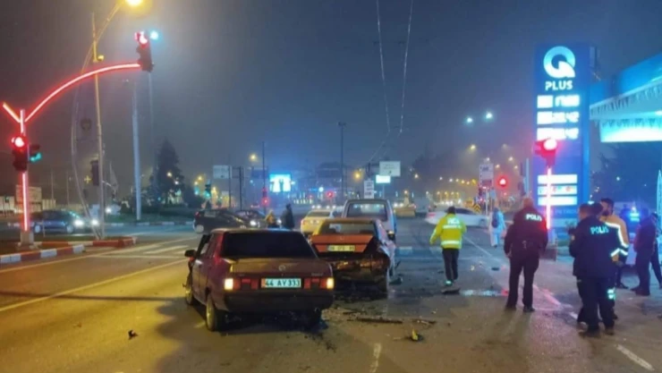 Kırmızı ışıkta zincirleme kaza