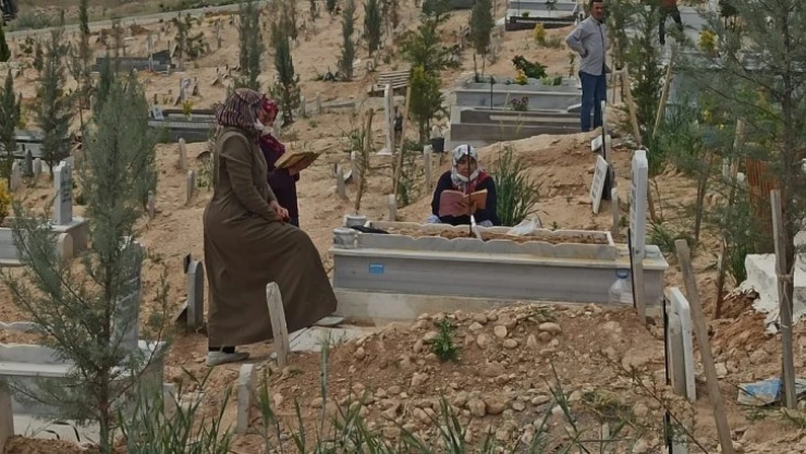 Kısıtlama öncesi mezarlık ziyaretlerinde yoğunluk