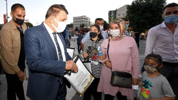 Kitap dağıtan Gürkan, kütüphane müjdesi verdi