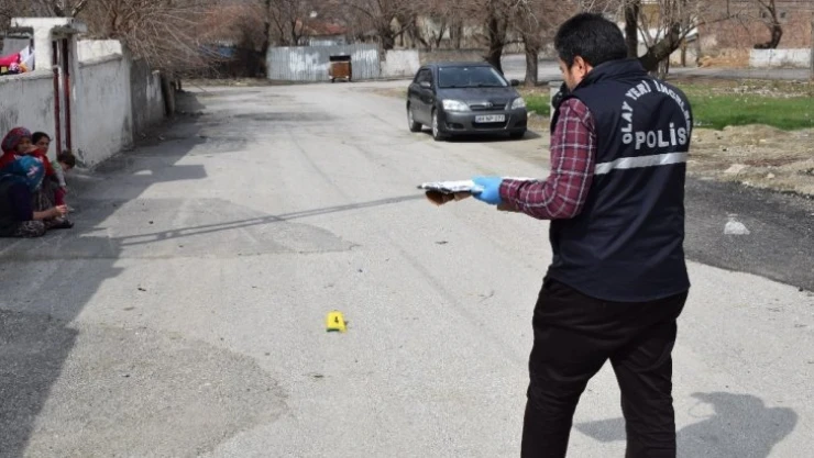 Komşuların kavgasında silahlar konuştu: 5 yaralı