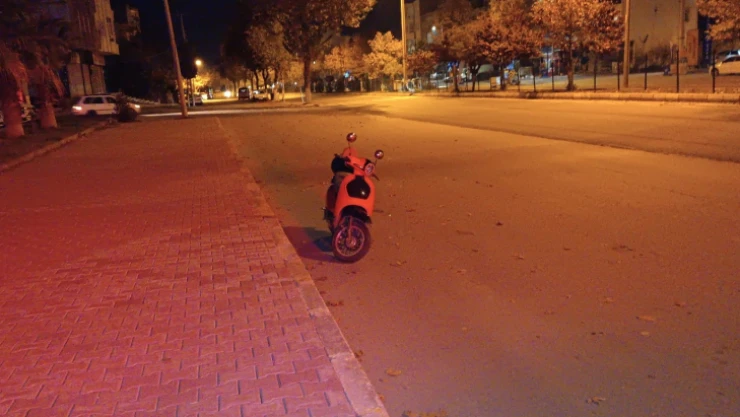 Kontrolden çıkan motosiklet devrildi