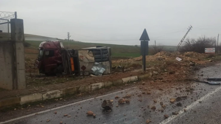 Kontrolden çıkan tır elektrik direğine çarptı: 1 yaralı