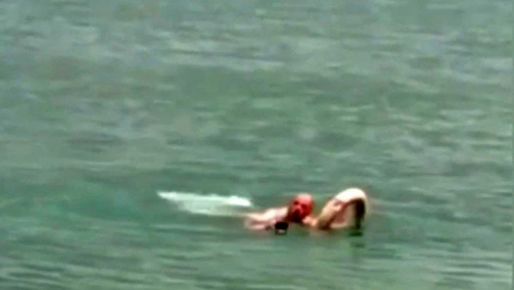 Köpeğini kurtarmak isterken boğulma tehlikesi geçirdi