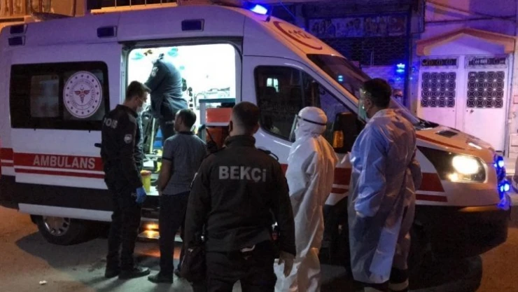 Korona şüphelisi evinden çıktı,  polis yakalayıp hastaneye götürdü