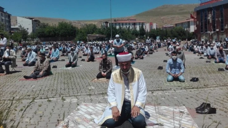 Kovancılar'da cuma namazı meydanda kılındı