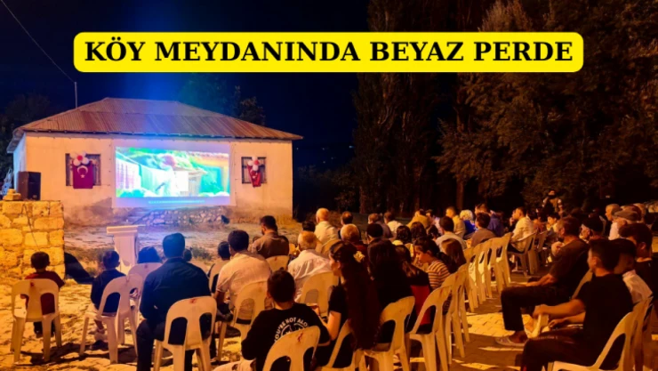Köy meydanında beyaz perde