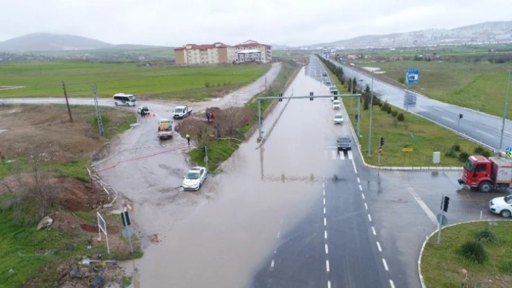Kuvvetli yağışla, karayolu ve tarla su altında kaldı