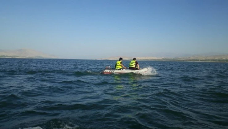 Lastik botla barajda mahsur kalan 2 kişi kurtarıldı