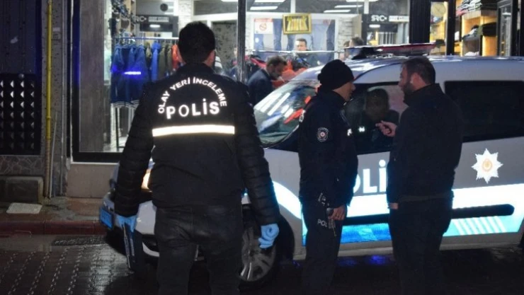 Mağazada müşteriler arasında bıçaklı kavga: 1 yaralı