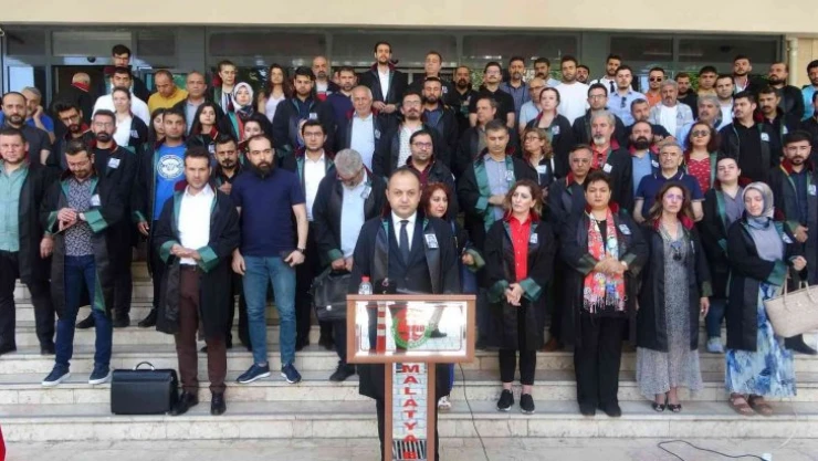 Avukatlar Adliye önünde toplandı