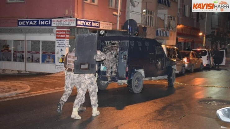 Malatya'da ailesini silahla rehin alan şahsı emniyet müdürü ikna etti