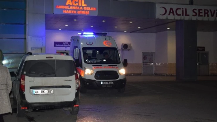 Malatya'da bıçaklı kavga: 1'i ağır 2 yaralı