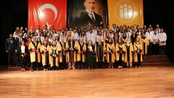 Malatya'da eczacı adayları beyaz önlüklerini törenle giydi