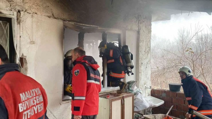 Tek Katlı Evde Yangın Çıktı