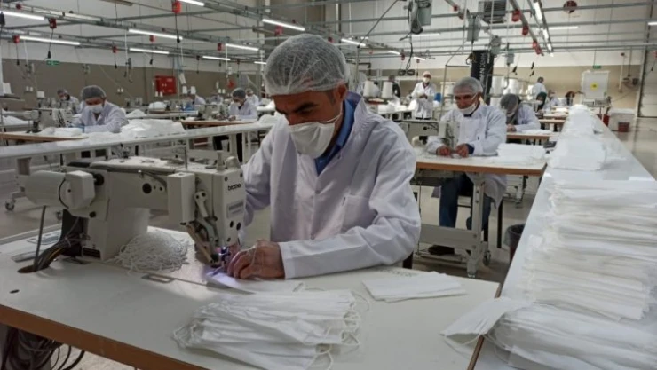 Malatya'da günde 2 milyon adet maske üretiliyor