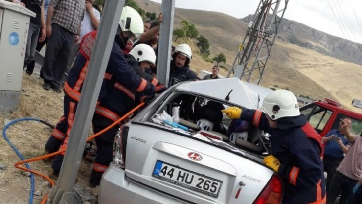 Malatya'da otomobil aydınlatma direğine çarptı: 6 yaralı