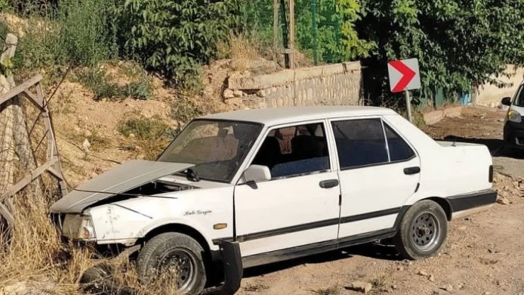 Malatya'da otomobil bahçe korkuluklarına çarptı: 3 yaralı