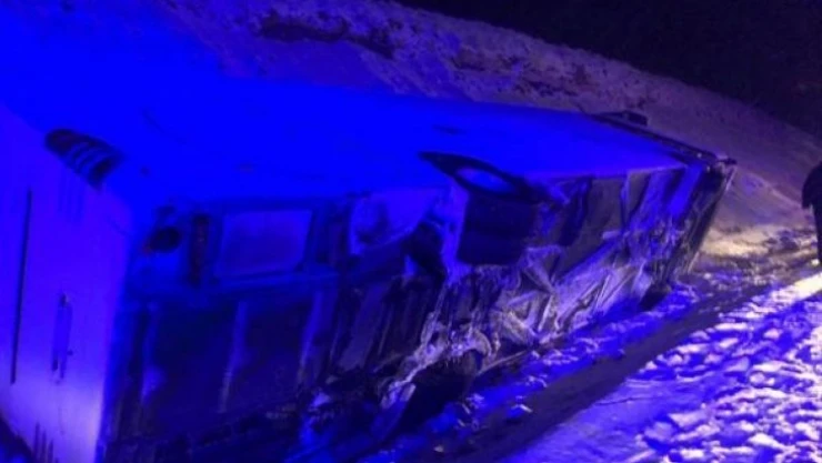 Malatya'da yolcu otobüsü devrildi