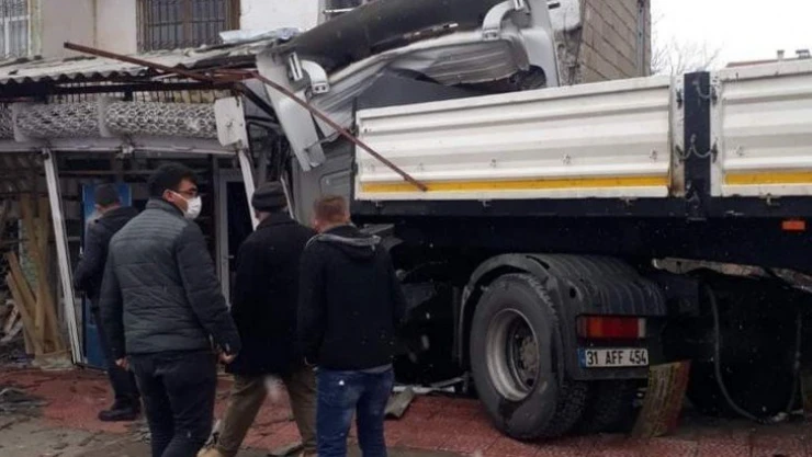 Malatya'da yoldan çıkan tır iş yerine girdi: 4 yaralı