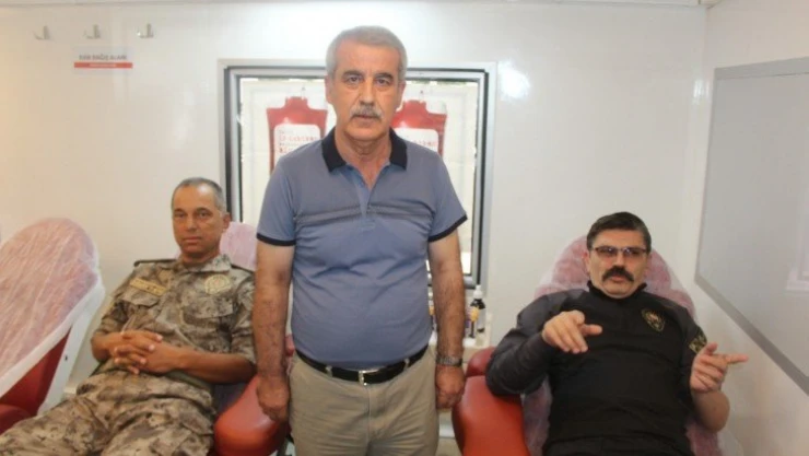 Malatya Emniyetinden '15 Temmuz anısına' kan bağışı