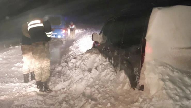 Karda mahsur kalan aile kurtarıldı