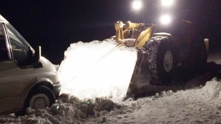 Karda mahsur kalan baba-kız kurtarıldı