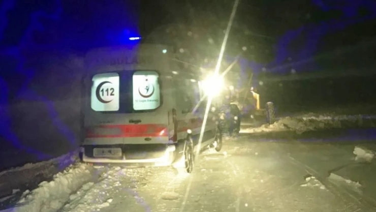 Kar nedeniyle mahsur kalan hastaya güçlükle ulaşıldı