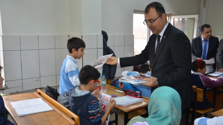 15 Temmuz En uzun Gece dergisini birlikte dağıttılar