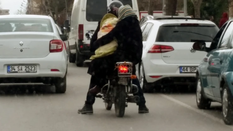 Kundaktaki bebeğin tehlikeli yolculuğu