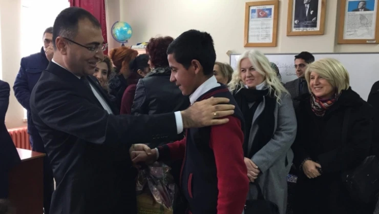 Yardımseverlerden öğrencilere yardım