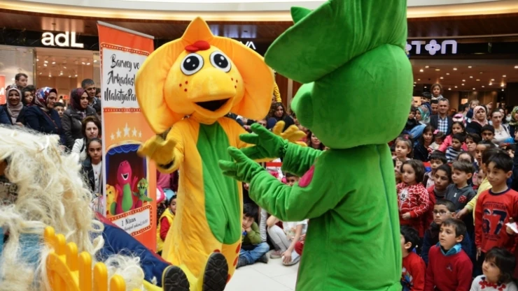 Barney ve arkadaşları miniklerle buluştu