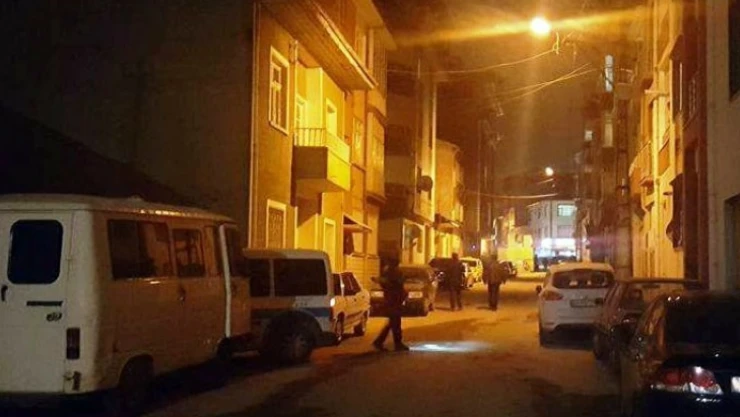 Yok artık! Kavga eden çift, sokakta birbirini bıçakladı