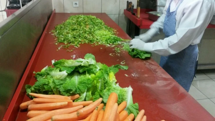 Lokantacılar fiyatı yükselen domatesi salatadan çıkardı