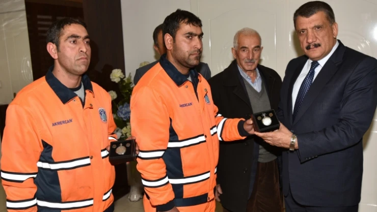 Temizlik işçisi iki kardeşten örnek davranış