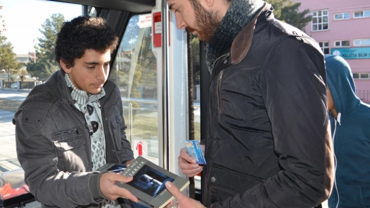 Kitap okumaya teşvik için trambüste kitap dağıttılar