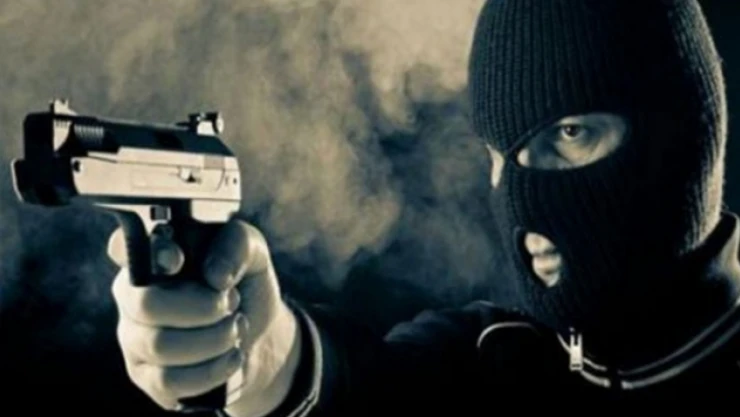 Yüzü maskeli 2 kişinin silahlı saldırısına uğradı