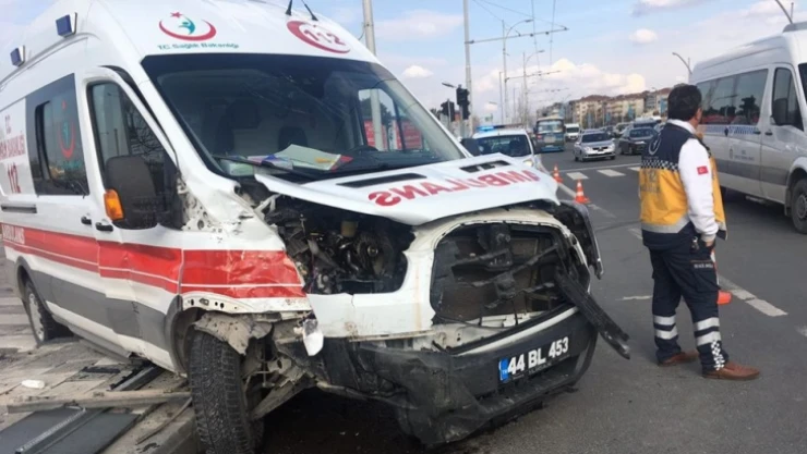 Hasta taşıyan ambulans kaza yaptı: 6 yaralı