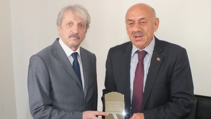 AKA Derneğinden Ağın Belediye Başkanı Serttaş'a plaket