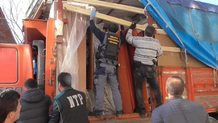 Kamyon kasasında gizlenmiş 107 kilo esrar ele geçildi