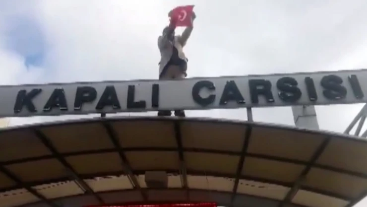 Elinde Türk Bayrağı ile tek başına teröre lanet yağdırdı!